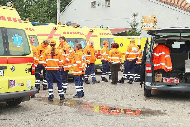 V Dlouhé Lhotě se konalo taktické cvičení záchranářů při vážné nehodě autobusu. Mělo za úkol prověřit připravenost všech složek integrovaného záchranného systému. 