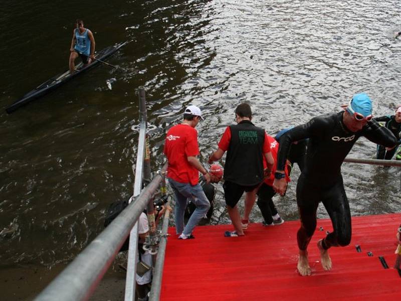 Handicapovaný sportovec Jan Tománek na pražském triatlonu.