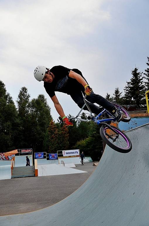 Bikeři pomohli Jakubovi Skotnicovi.