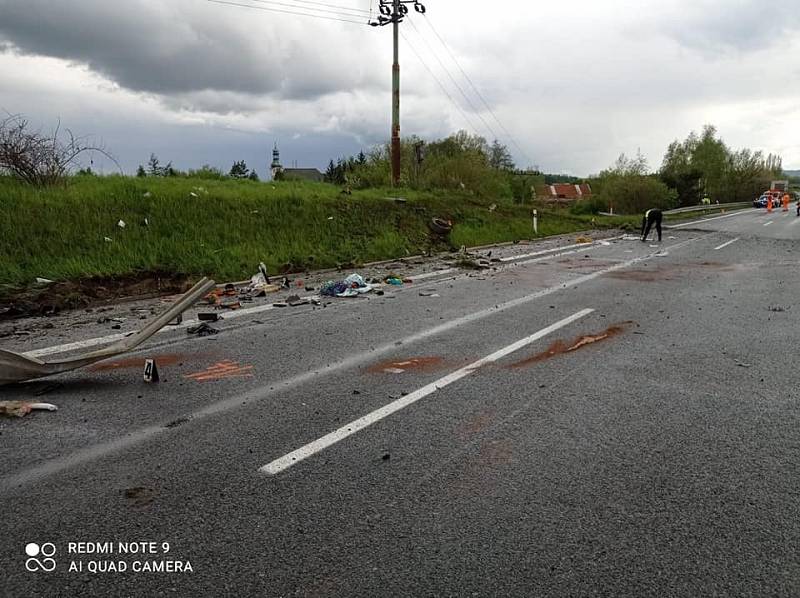 Z vážné nehody na D4 nedaleko obce Obořiště 15. května 2021.