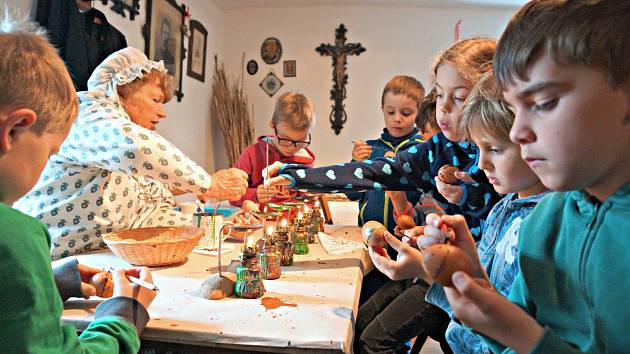 Hornické muzeum Příbram - Velikonoce v hornickém domku - zdobení vajec.