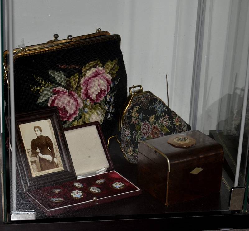 V sobotu 1. dubna se v Muzeu Dobříš uskutečnila výjimečná vernisáž výstavy s názvem Za poklady ze starých šperkovnic, truhel a skříní.