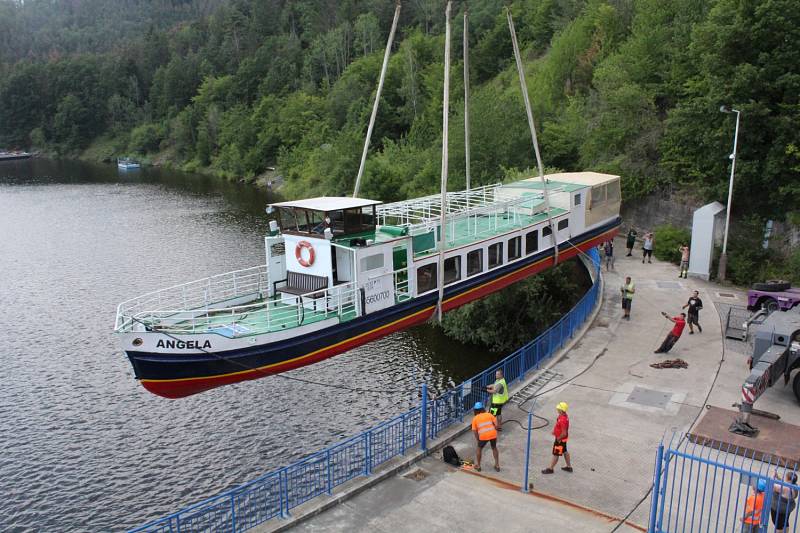 Orlickou flotilu rozšířil parník přivezený z Německa.