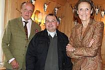 SPRÁVNÍ RADY se ve čtvrtek 23. října zúčastnil osobně Riprand Arco – Zinneberg (vlevo) se svojí manželkou Marií Beatricí. Na snímku je s nimi zachycen také sedlčanský administrátor Stanislav Glac.