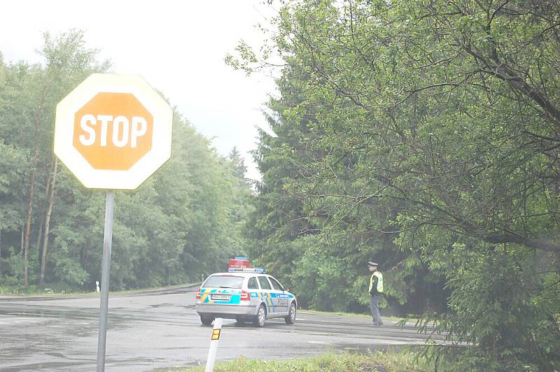 Nehoda dvou osobáků a autobusu mezi křižovatkou Háje a Milínem.