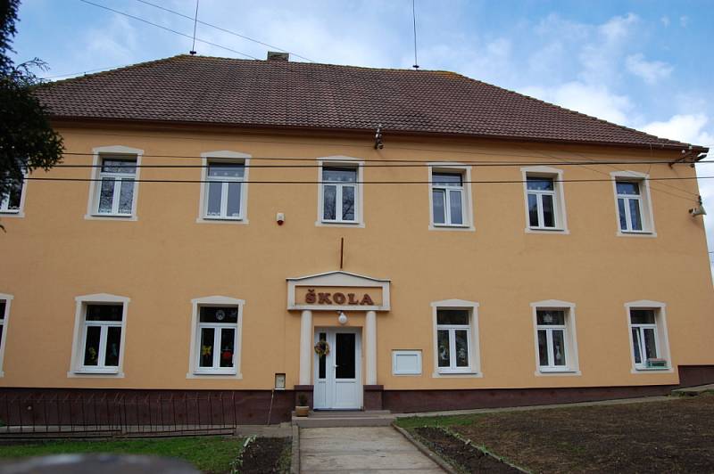 Škola a školka v Pičíně.