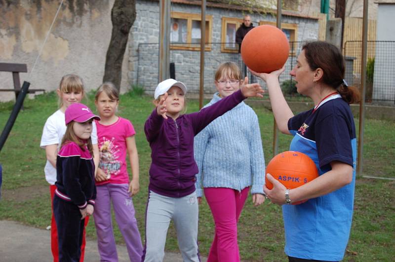 Školáci v Pičíně při hodině tělocviku.