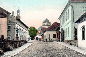 Kromě zámku a kostela sv. Jana Nepomuckého na náměstí se v Rožmitále pod Třemšínem dají najít kouzelné křivolaké uličky a malé domky.