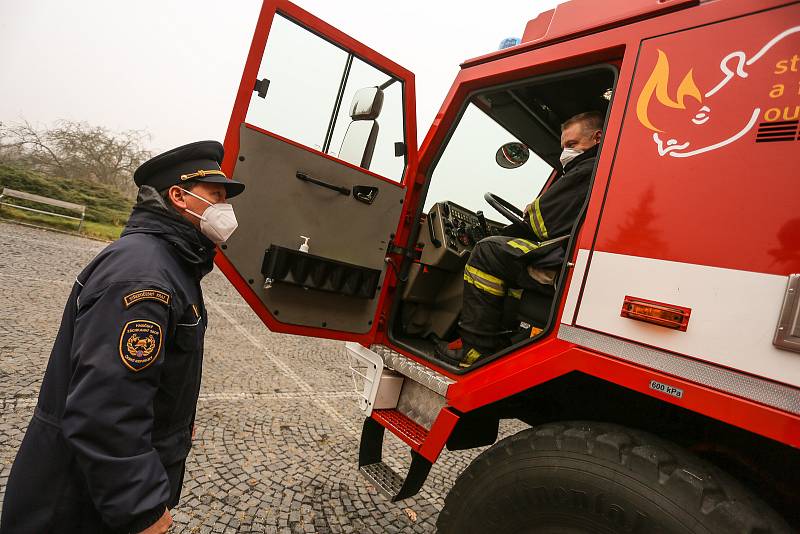 Ukázka hasičské techniky před kulturním domem v Příbrami.