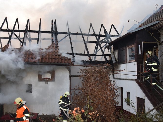 Požár rodinného domu ve Hvozdnici na Praze-západ.