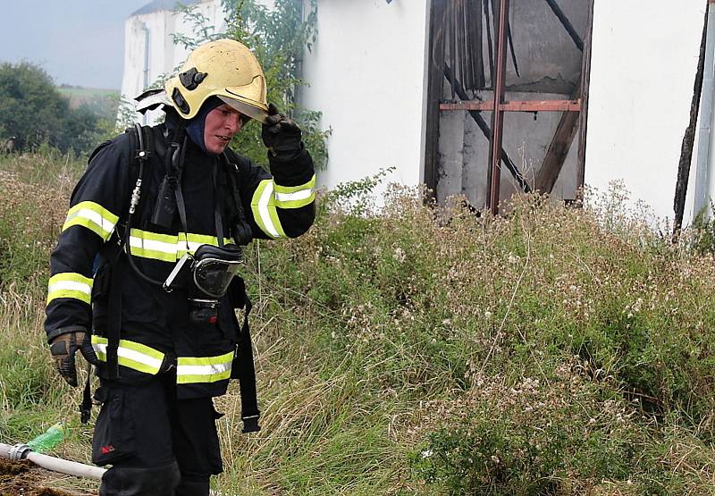 Požár budovy bývalého zemědělského statku v Ouběnicích. Podnikalo v nich několik firem. Foto: Markéta Lišková