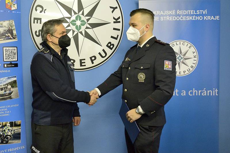 Policisté Jan Papež a Jan Polák z dobříšského oddělení převzali ocenění za záchranu lidského života.