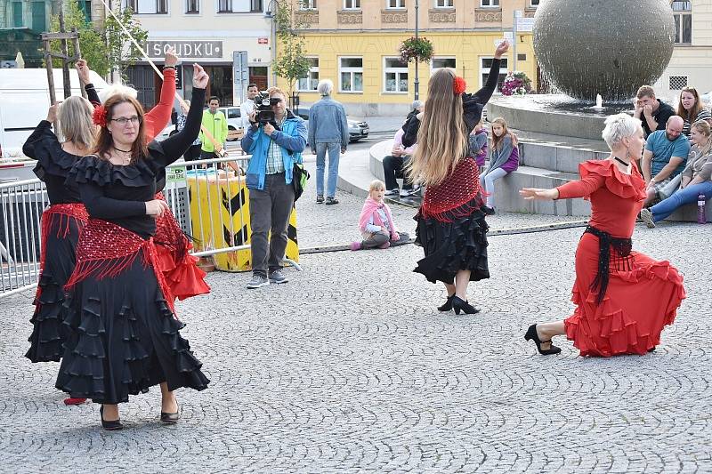 Poslední akce Kulturního léta v Příbrami nabídla rockovou muziku i vystoupení taneční skupiny Zářící ženy.