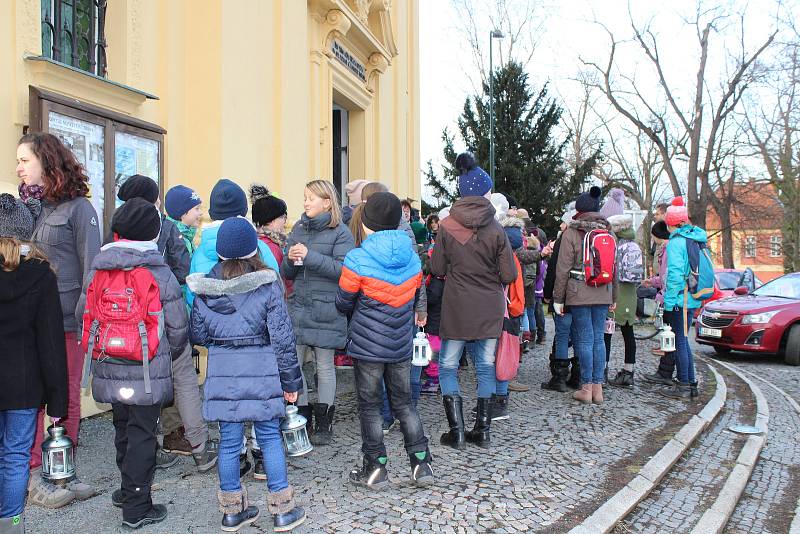 O Betlémské světlo je v Dobříši opravdu velký zájem, při zapalování se setkávají, zdraví a přejí si krásné Vánoce i obyvatelé, kteří se potkávají jen při této příležitosti.