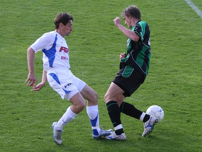 2. liga: Marila Příbram (zelení) - HFK Olomouc (1:0).