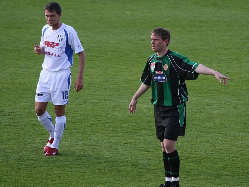 2. liga: Marila Příbram (zelení) - HFK Olomouc (1:0).