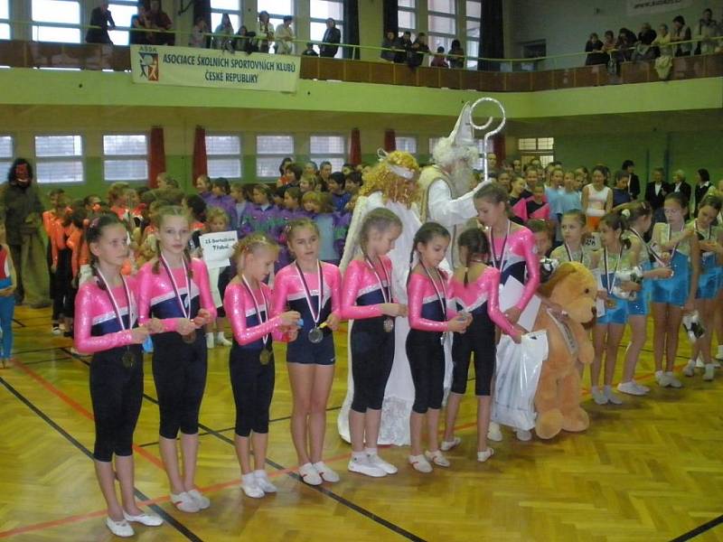 Z republikového finále základních škol v TeamGym. Dětem přišli dát dárky i Mikuláš, anděl a čert.