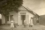 Pekařství Marie Balkové ve Hvožďanech. Fotografie z 20. let 20. století, ve 30. letech proběhla výrazná přestavba na moderní strojní pekařství. V popředí je rodina majitelky pekařství s personálem pekárny.