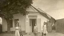 Pekařství Marie Balkové ve Hvožďanech. Fotografie z 20. let 20. století, ve 30. letech proběhla výrazná přestavba na moderní strojní pekařství. V popředí je rodina majitelky pekařství s personálem pekárny.