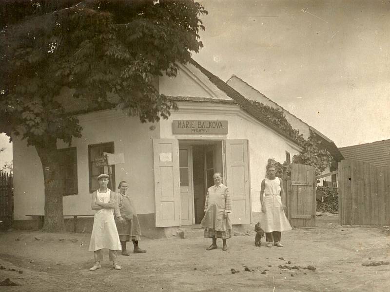 Pekařství Marie Balkové ve Hvožďanech. Fotografie z 20. let 20. století, ve 30. letech proběhla výrazná přestavba na moderní strojní pekařství. V popředí je rodina majitelky pekařství s personálem pekárny.