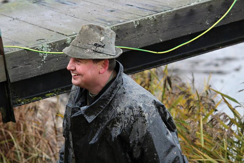 Výlov začínal kolem sedmé hodiny a během dopoledne proběhl i druhý zátah sítí. S blížícím se polednem proud lidí mířící na hráz rybníka neustával, přicházely i rodiny s kočárky.