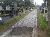 Oprava cesty na hřbitově v Rožmitále pod Třemšínem.