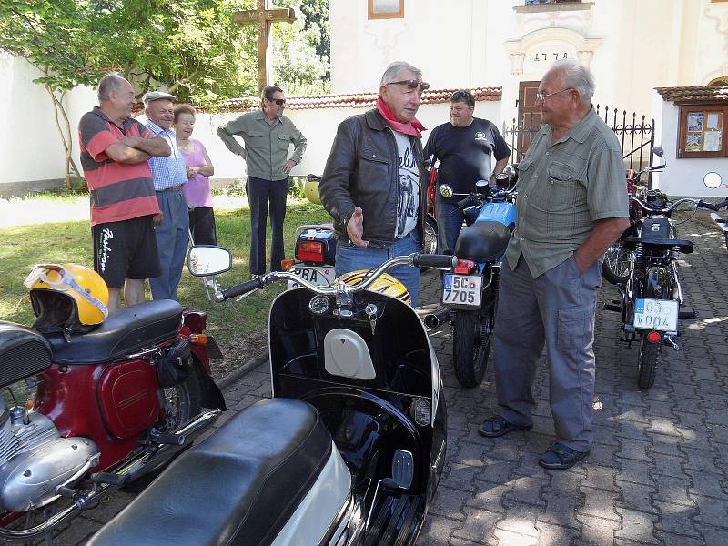 Nadšenci motorismu si přišli v sobotu 5. srpna v Petrovicích na své. Mohli na náměstí obdivovat historická auta a motocykly, jejichž majitelé tu měli několikahodinovou plánovanou zastávku.