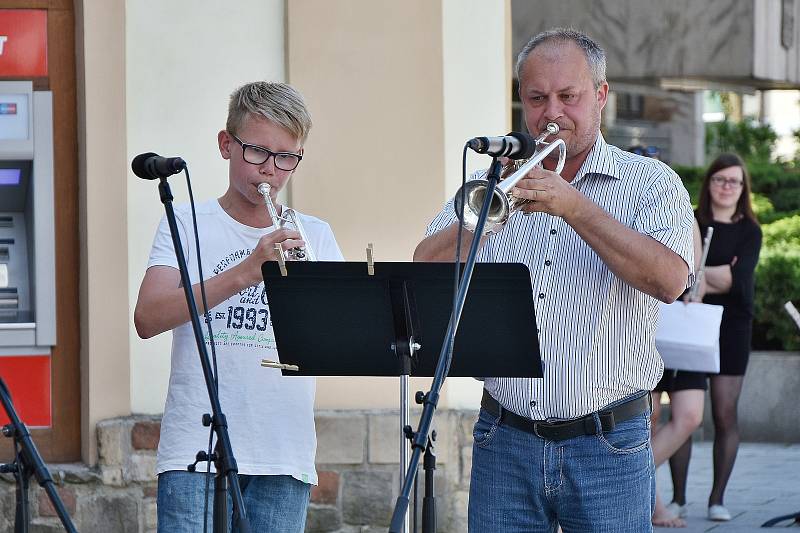 Po celý den se konaly samostatné koncerty po celém městě Příbrami. Hudba zazněla na netradičních místech, jakými je například prostor před Oblastní nemocnicí, domov seniorů, obchodní dům, pěší zóna, náměstí a cáchovna dolu Anna.