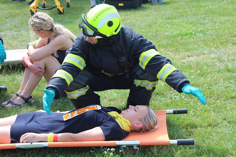 Mezi letištěm a motoristickým polygonem u Dlouhé Lhoty, známým například školou smyku, hasiči, zdravotničtí záchranáři a policisté nacvičovali zásah na místě havárie malého letadla. S ním se pojí i nutnost zajistit pomoc pro větší počet zraněných.