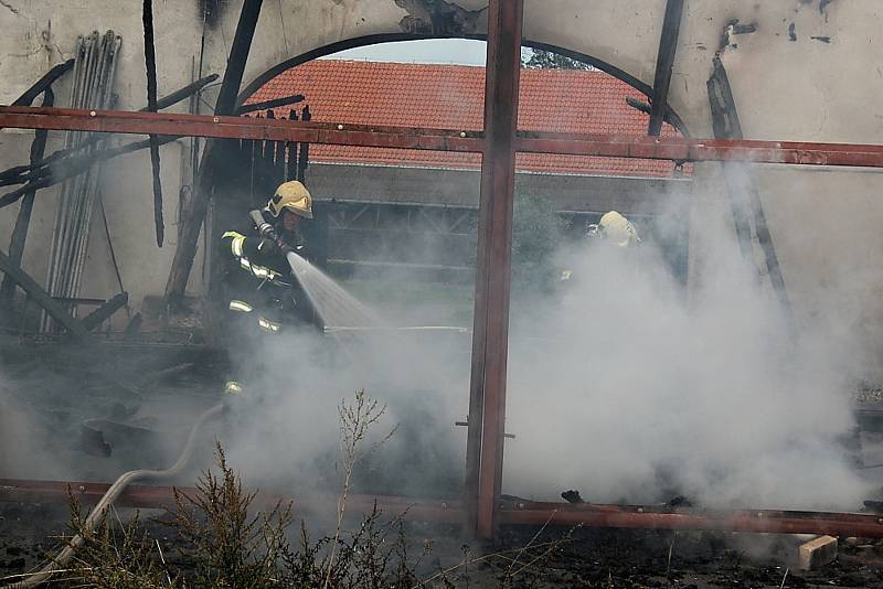 Požár budovy bývalého zemědělského statku v Ouběnicích. Podnikalo v nich několik firem. Foto: Markéta Lišková