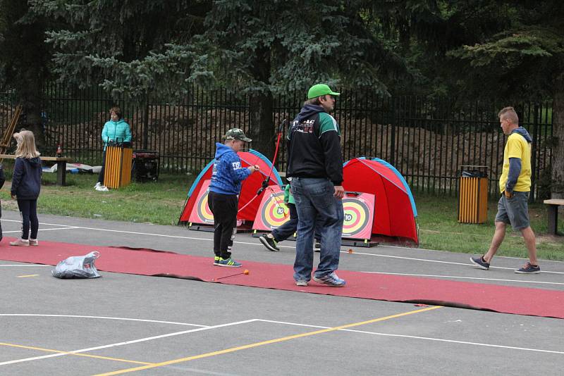 Sobotní ochlazení a občasný déšť se podepsalo na konání včerejšího Family Festu, ale i tak na koupaliště Nový rybník dorazilo několik tisíc návštěvníků.