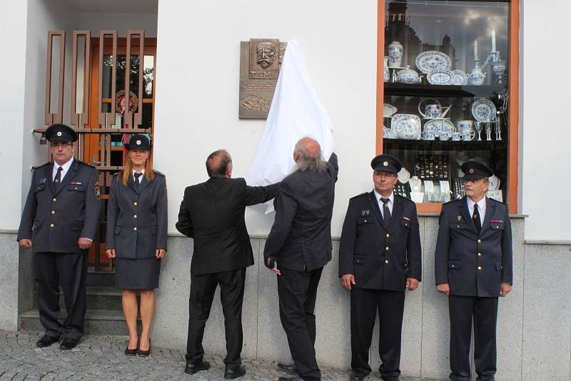 Odhalení pamětní desky prezidenta Tomáše Garrigua Masarykau příležitosti 100. výročí založení ČSR se odehrálo v pondělí 3. září v 17 hodin na budově Městského muzea Sedlčany.