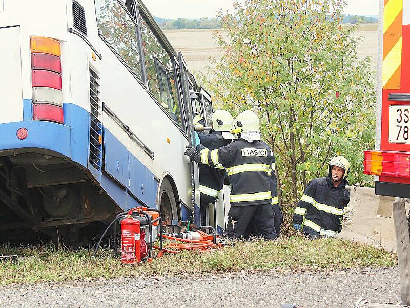 V Dlouhé Lhotě se konalo taktické cvičení záchranářů při vážné nehodě autobusu. Mělo za úkol prověřit připravenost všech složek integrovaného záchranného systému. 