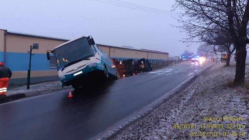 Nehoda autobusu a sypače v Příbrami.