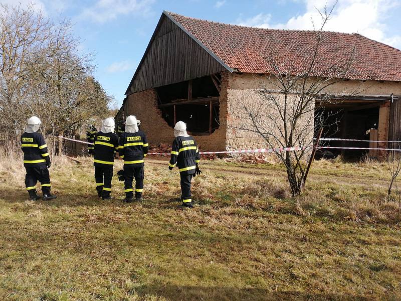 Vichřice ve Vacíkově narušila statiku jedné ze stodol.