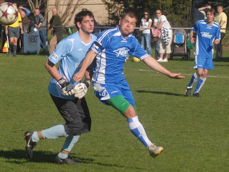 I. B třída: Nečín - Dobříš (2:2). Hostující brankář Jan Jechort špatně vyběhl a nedosáhl na míč. Vojtěch Zákoucký jeho chyby využil a dal gól na 1:1.