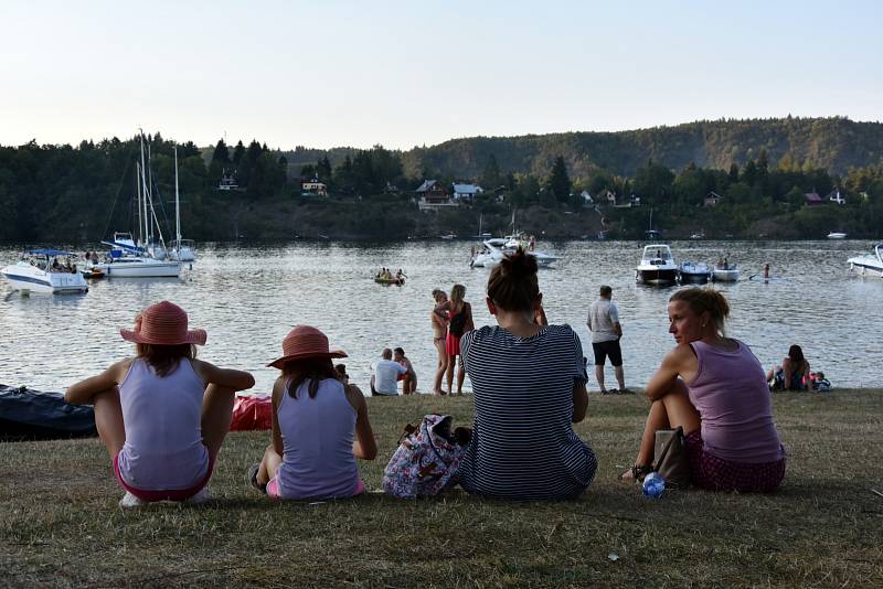 Letní festival v příjemném prostředí, přímo na pláži, byl v tropickém počasí volbou několika tisíců návštěvníků. Foto: Ondřej Navrátil