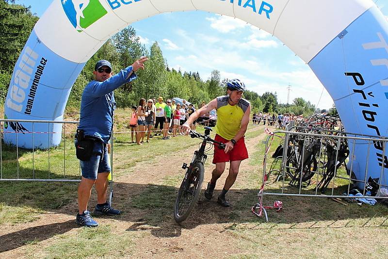 Triatlon Brdonoš Podlesí 2017 u rybníku Kášák.