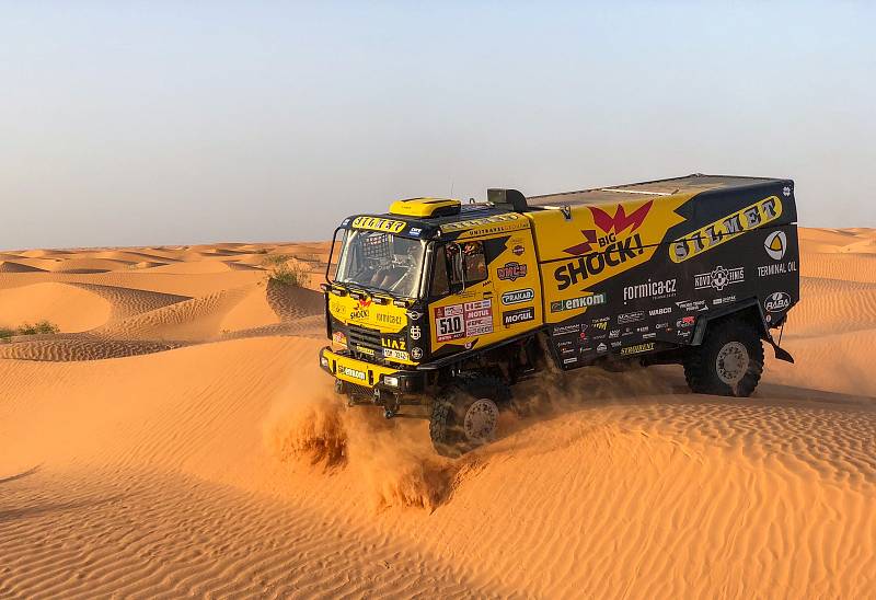 Závodníci týmu Big Shock Racing - pilot kamionu Martin Macík, jeho navigátor František Tomášek a motocyklový jezdec Jan Brabec už jsou v Peru, kde se 7. ledna rozjede 41. ročník legendárního Dakaru.