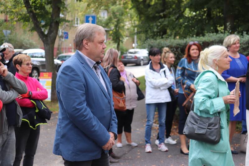 V Příbrami se protestovalo u ředitelství pobočky státního podniku DIAMO proti záměru rozebírání hald po těžbě uranu.