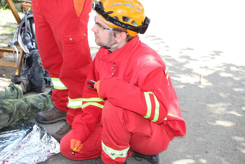 V sobotu v 6 hodin začínala druhá a závodní část, a to týmový závod na trase 21 kilometrů, na které na záchranáře čekalo deset situací, které bylo nutné řešit - ať už paraglajdista v drátech vysokého napětí, výbuch v továrně nebo auto v rybníce.