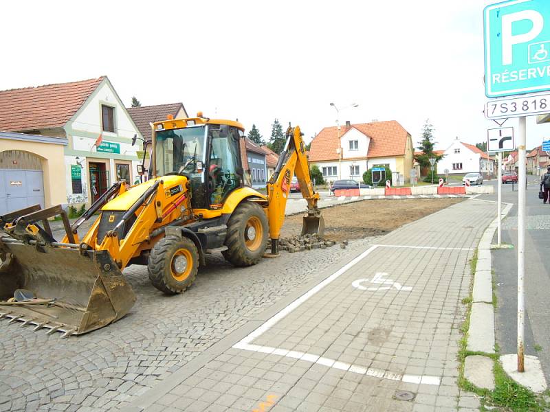 Uzavírka části dobříšského náměstí kvůli rekonstrukci komunikace.