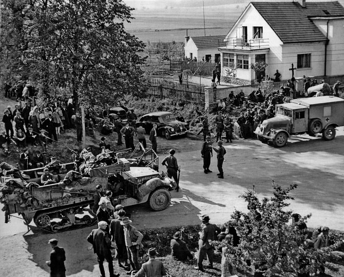 Situace u tzv. demarkační čáry v Čimelicích 10. 5. –11. 5. 1945. Vlevo Američané, vpravo příslušníci hitlerovské branné moci.