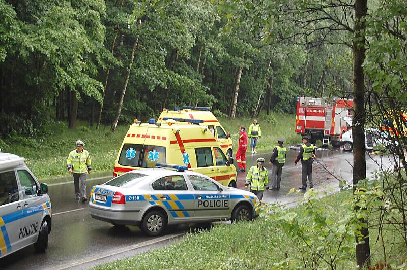 Nehoda dvou osobáků a autobusu mezi křižovatkou Háje a Milínem.