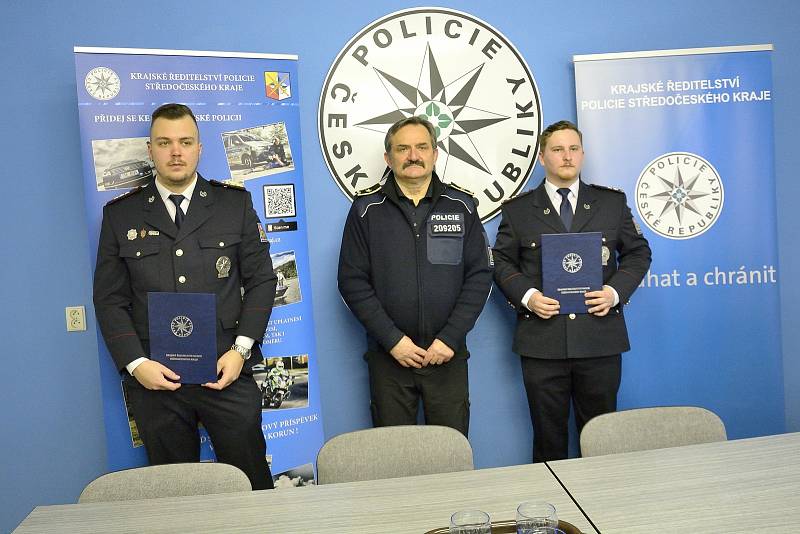 Policisté Jan Papež a Jan Polák z dobříšského oddělení převzali ocenění za záchranu lidského života.