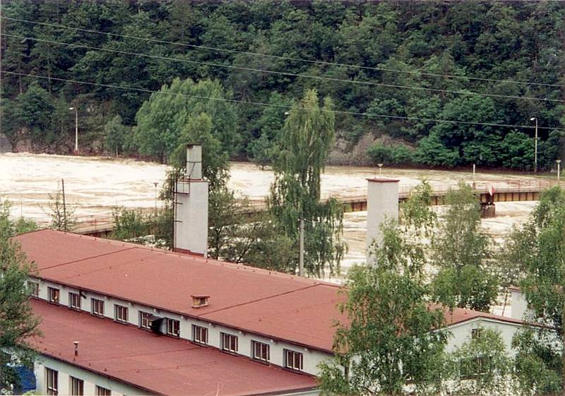 Povodně 2002 v obci Solenice a na přehradě Orlík.