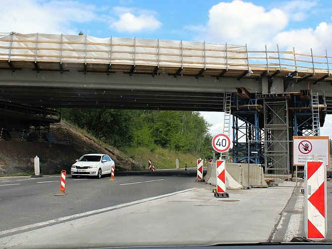 Oprava mostu na Skalce, který vede přes dálnici D4. Pod ním je uzavírka. Vyznačenou trasou i pro méně zkušené řidiče se dá docela dobře projet, jen je potřeba nechvátat a sledovat značení.