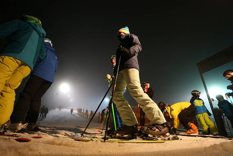 Lyžařská sezona začala v pátek 18. prosince také ve skiareálu Monínec na Příbramsku.