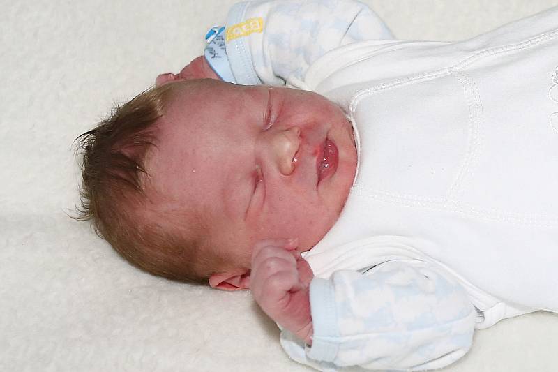 Adam Chlasták se narodil 14. října 2021 v Příbrami. Vážil 3690g a měřil 52cm. Doma v Sedlčanech ho přivítali maminka Lenka, tatínek Lukáš a dvouletý Matouš.