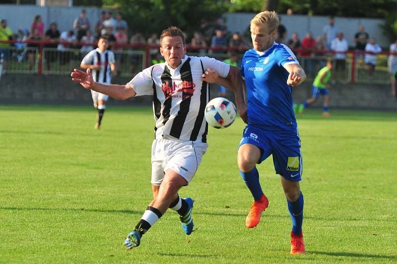 Stadion V Lipkách v Dobříši zažil ve středu v podvečer fotbalový svátek. K utkání 2. kola českého poháru MOL Cup sem přijel prvoligový tým Slovan Liberec.